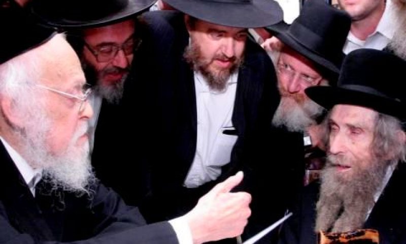 הרב שטיינמן, הרב אלישיב ובמרכז הרב בן ציון קוק [צילום: ועד הרבנים לצדקה]