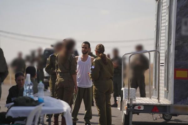 נמרוד כהן עם נציגי צה"ל [צילום: דובר צה"ל]