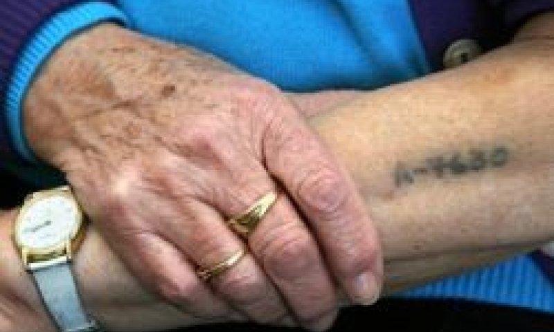 מספרים זכרונות. ניצולי שואה [צילום: AP]
