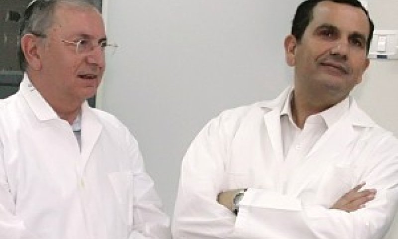 השר אדרי ופרופ' קווה במרכז לחקר המוח בבר אילן [צילום: יוני המנחם]