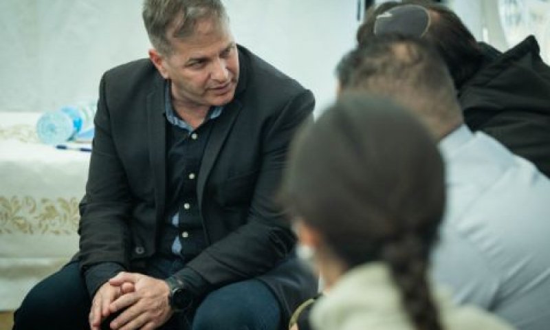 יואב קיש משוחח עם אנשי מילואים [צילום: יונתן זינדל/פלאש 90]