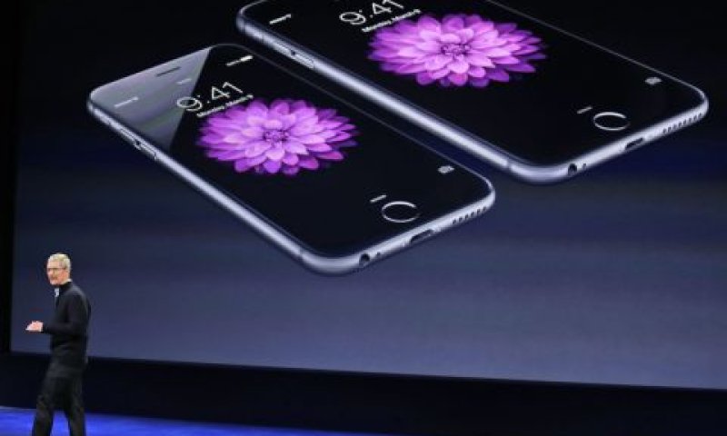 האם החדש יהיה פשוט ישן? iPhone 6 [צילום: AP/Eric Risberg]