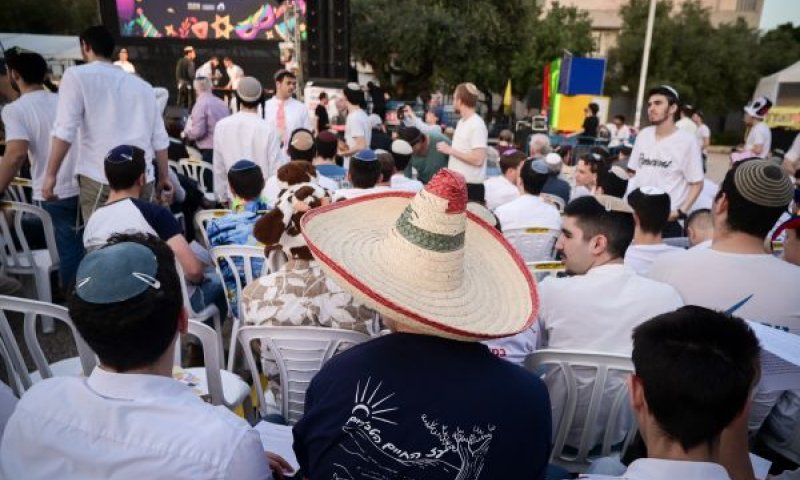 קריאת המגילה בכיכר החטופים [צילום: אבשלום ששוני/פלאש 90]