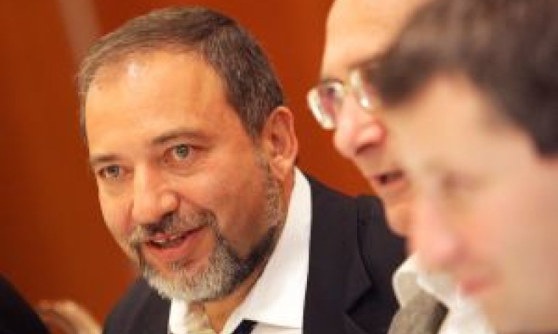 מימין לשמאל: מיסז'ניקוב, לנדאו וליברמן [צילום: פלאש 90]