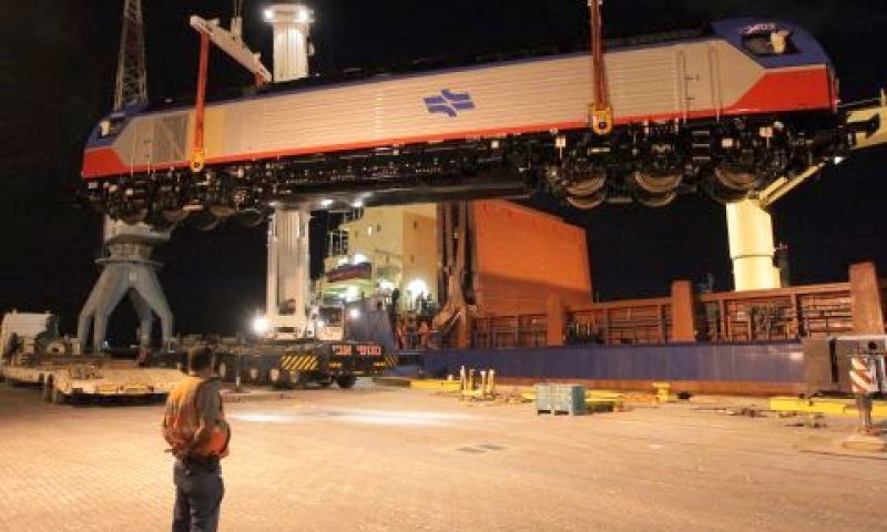 פריקת קרון בנמל חיפה [צילום: רכבת ישראל]