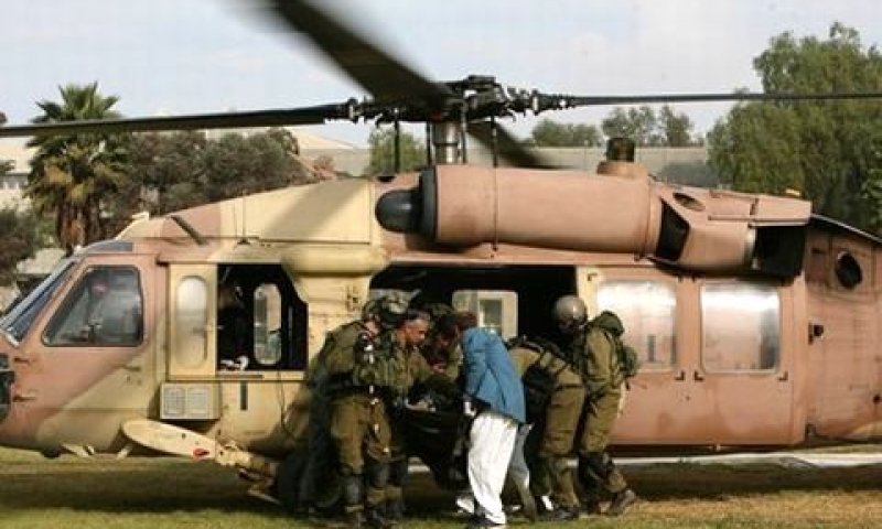 הפצועים פונו לקבלת טיפול [צילום: AP]