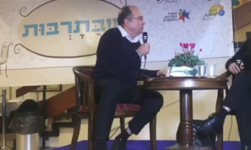 יעלון, ולצידו סמליל משרד התרבות והספורט [צילום: מן הטלוויזיה]