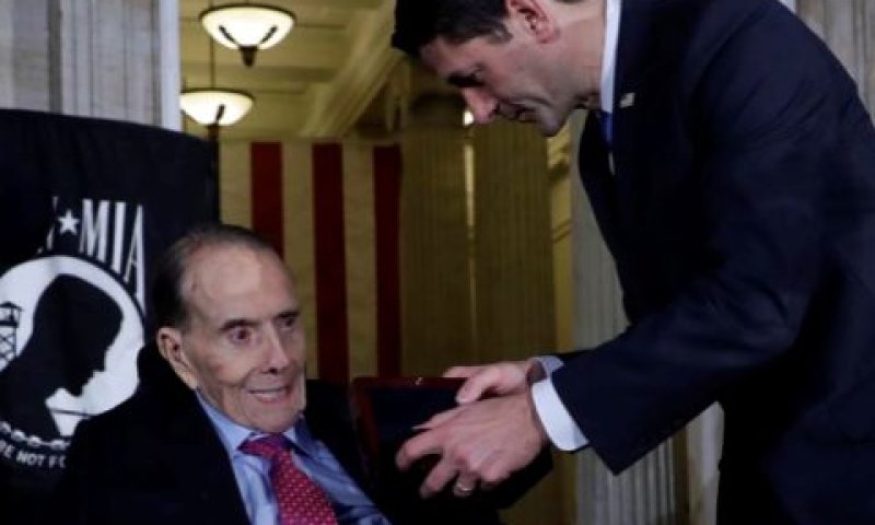 הסנאטור לשעבר בוב דול [צילום: AP]