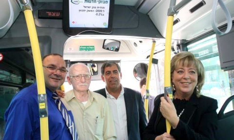 מרים פיירברג-אכר (ראש עיריית נתניה), מיקי לוי (מנכ"ל אגד תעבורה), אברהם לבנת (יו"ר תעבורה), גדעון מזרחי (יו"ר מזכירות אגד) [צילום: רונן מחלב]