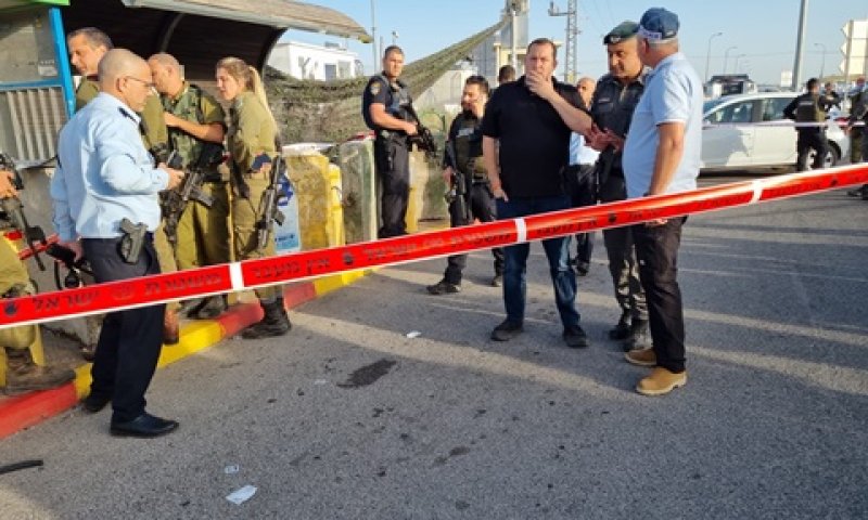 ראש המועצה האזורית שומרון, יוסי דגן, בזירת הפיגוע [צילום: רפי אביטל]