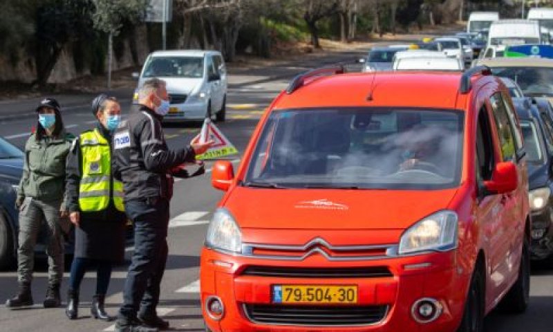 מחסום בידוק משטרתי [צילום: אוליביה פיטוסי/פלאש 90]