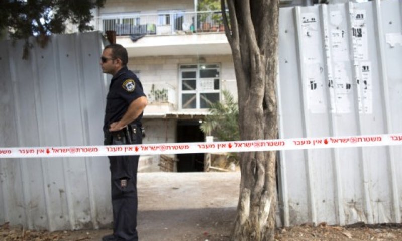 שוטר משגיח על הכניסה לזירת הרצח [צילום: פלאש 90]