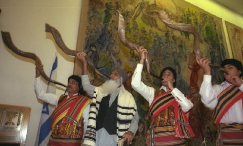 טקס "על כנפי נשרים" לציון חמישים שנה לעליית יהודי תימן לארץ ישראל בכנסת. בצילום: ארבעה מעולי תימן תוקעים בשופרות בלבוש מסורתי [צילום: אבי אוחיון/לע"מ]