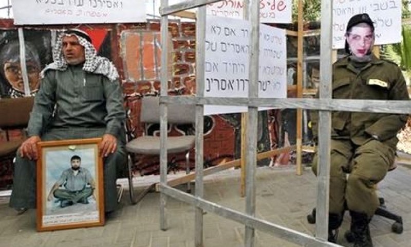 בני משפחות האסירים הפלשתינים מפגינים עם בובת גלעד שליט [AP]