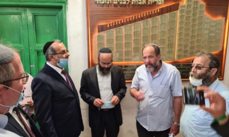 אביטן (משמאל) וראשי הישוב היהודי בחברון [צילום: המשרד לשירותי דת]