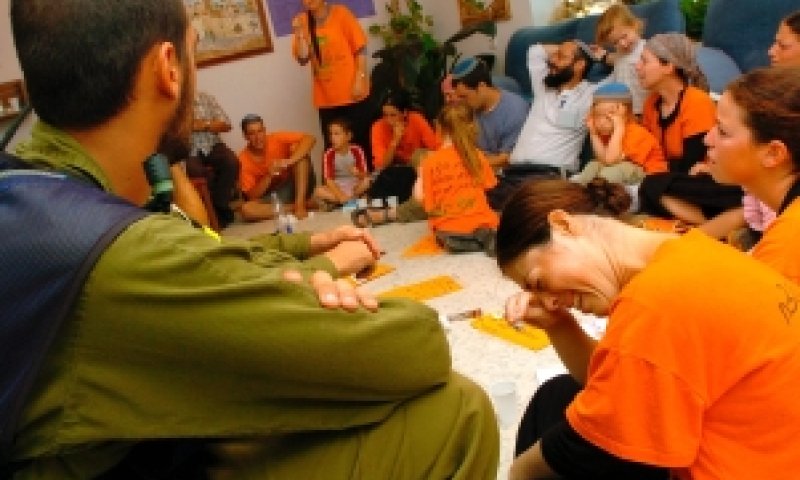משפחה בנווה דקלים [צילום: פלאש 90]