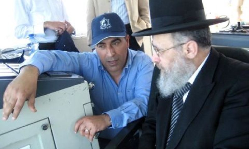 הרב יצחק יוסף ומוטי תורג'מן יו"ר ועד עובדי נמל חיפה [צילום: ויקטור יאנג]