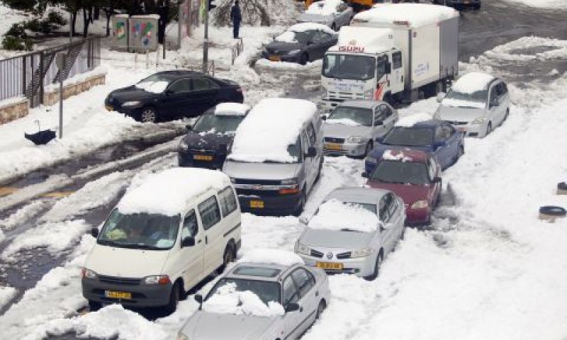 מכוניות שנתקעו חוסמות צירים לירושלים [צילום: פלאש 90]