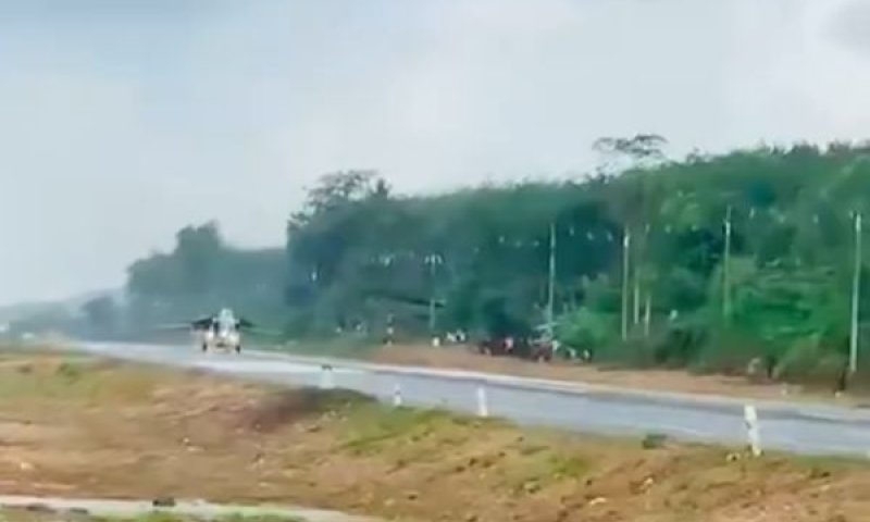 מטוס תאילנדי נוחת בכביש ציבורי