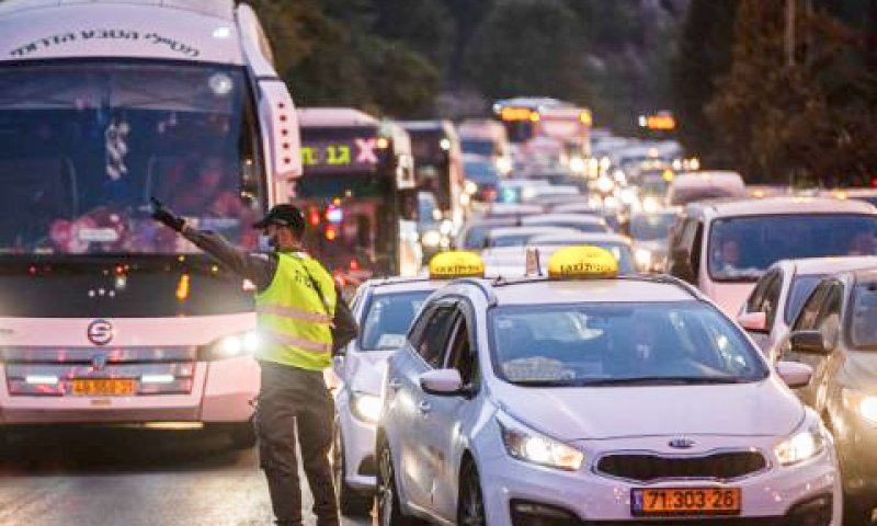 עוצר לילי בשכונת רמות בירושלים [צילום: יונתן זינדל/פלאש 90]