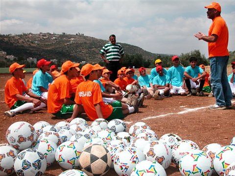 רפעת טורק וילדים בכפר סמוך לשכם [AP]