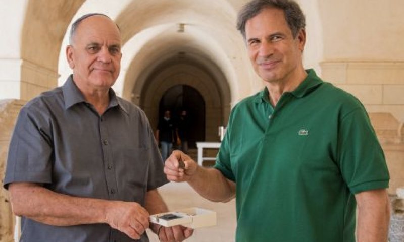 מימין לשמאל -איתן סטיבה ואלי אסקוזידו מנהל רשות העתיקות [צילום: יולי שוורץ רשות העתיקות]