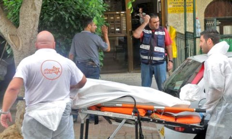 פינוי גופות משפחת אושרנקו [צילום: פלאש 90]