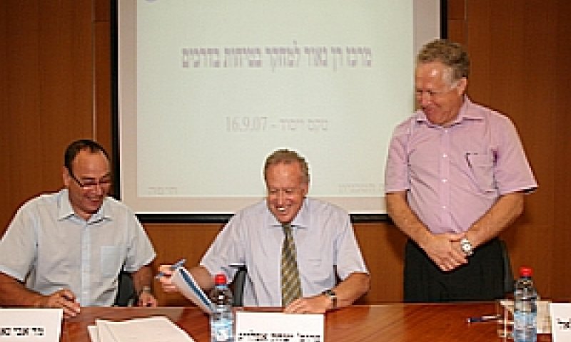 נשיא הטכניון, פרופסור יצחק אפלויג (במרכז), חותם עם אבי נאור (משמאל) ועם פרופסור דוד מהלאל (מימין) על ההסכם להקמת המרכז החדש