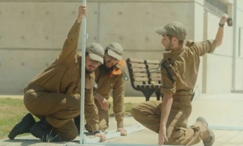חיילים בונים סוכה