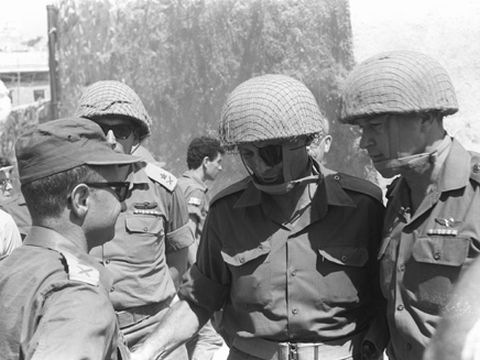 יצחק רבין ומשה דיין [צילום: ארכיון צה"ל במשהב"ט]