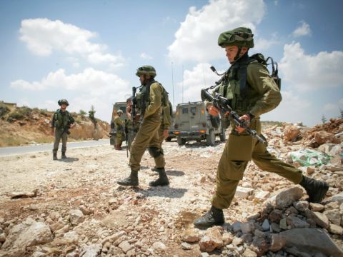 מחפשים אחרי הנערים [צילום: פלאש 90]