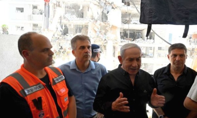 נתניהו בזירת הנפילה בבת ים [צילום: אבי אוחיון, לע"מ]
