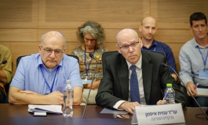 עמית איסמן ומשנהו עמית איסמן, עו"ד איתן לדרר [צילום: נועם מושקוביץ/דוברות הכנסת]