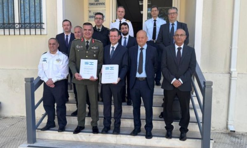 נציגי ישראל ויוון במעמד ההכרזה על חתימת ההסכם [צילום: משרד ההגנה היווני]