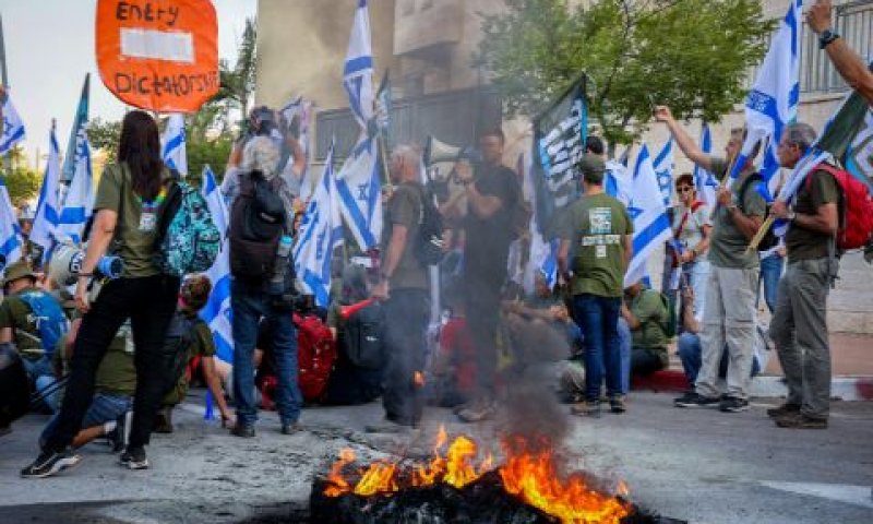 המחאה מול ביתו של לוין [צילום: יונתן שאול/פלאש 90]