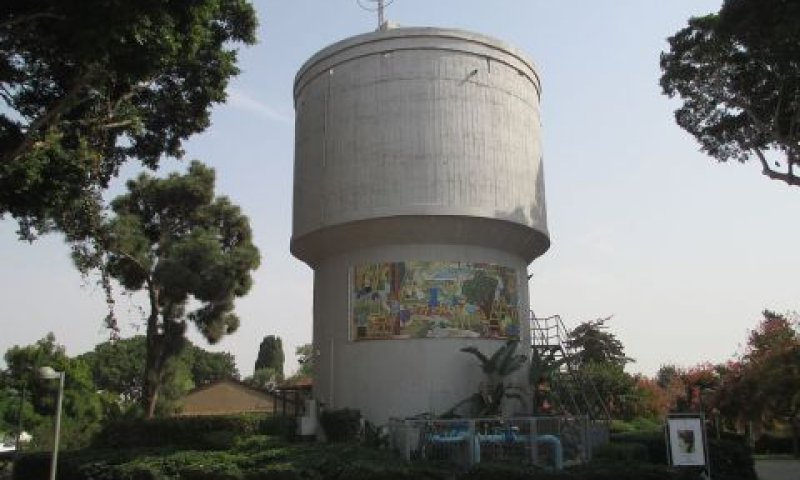 מגדל המים בקיבוץ שפיים [צילום: אבישי טייכר]