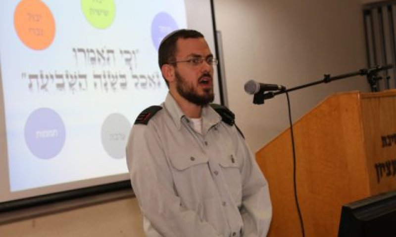 אדי שוורץ מהרבנות הצבאית הראשית מרצה על שנת השמיטה בצה"ל בישיבת הר עציון באלון שבות [צילום: פלאש 90]