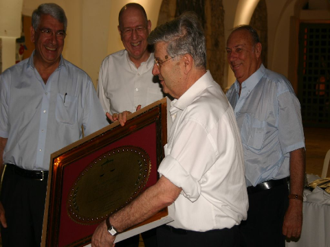 שי צנוע