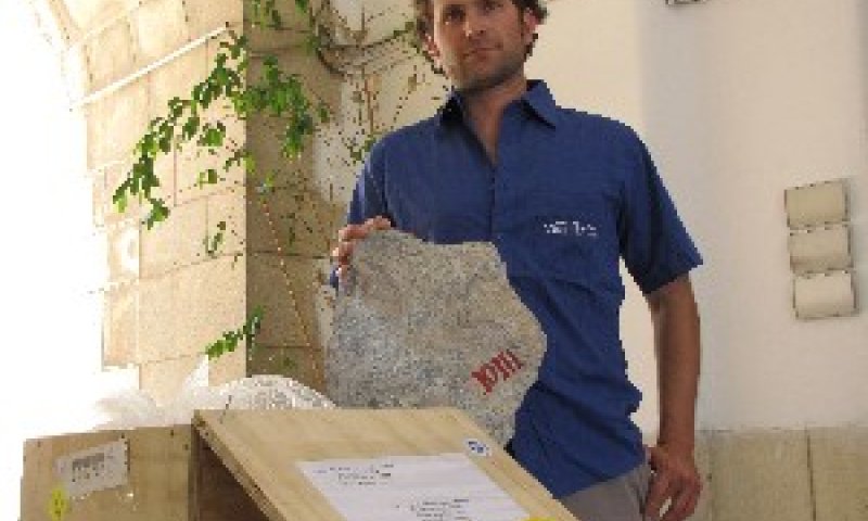 שי בר טורא מהיחידה למניעת שוד ברשות העתיקות עם האבן [צילום: באדיבות רשות העתיקות]