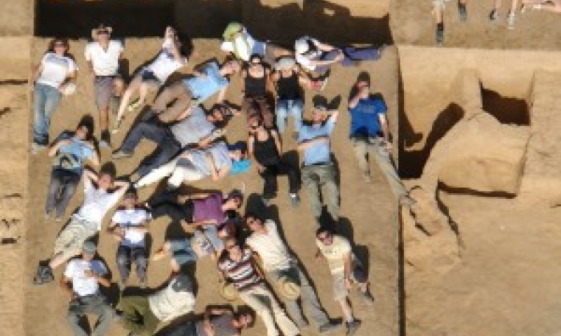 משתתפי החפירה ברגע של מנוחה על רקע אתר קובור אל-וולאיידה [צילום: סקיי ויו צילום]