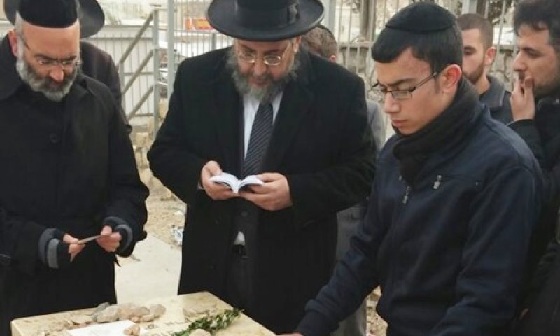 אמסלם על קברו של הרב עובדיה [צילום: יהודה רובינשטיין]