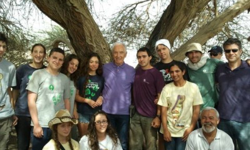 הנשיא ובני הנוער. מימין (בחולצה סגולה) מנכ"ל החברה להגנת הטבע, קושה פקמן [צילום: דרו אלישמרני]