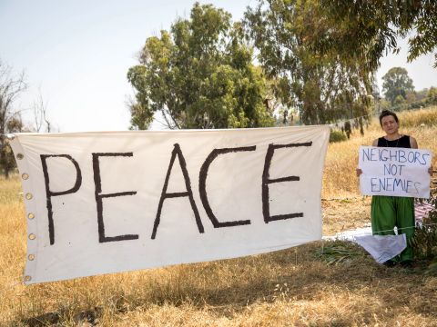 מפגינה בודדה סמוך לגבול רצועת עזה [צילום: הדס פרוש/פלאש 90]