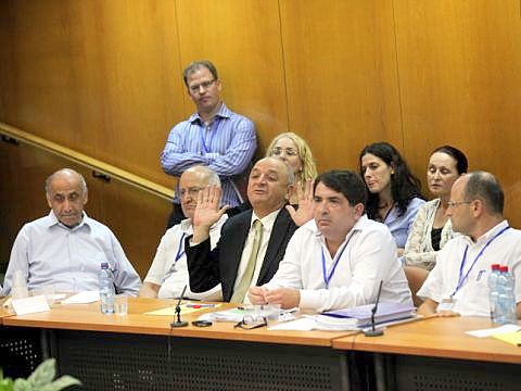 תשובה מתגונן בוועדה [צילום: פלאש 90]