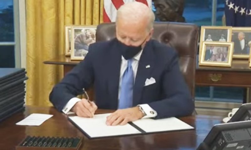 ביידן חותם על הצווים
