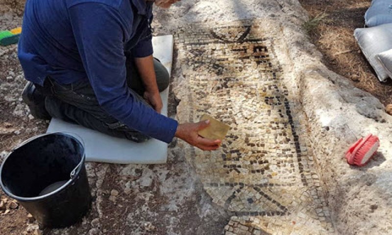 עבודות שימור הכתובת באתר [צילום: ראלב אבו דיאב, רשות העתיקות]