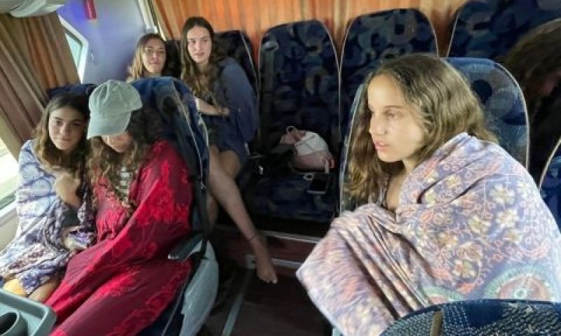 בנות קיבוץ שהתבקשו להתכסות ולשבת בחלקו האחורי של האוטובוס [צילום: שימוש לפי סעיף 27א לחוק זכויות יוצרים]