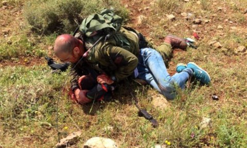 החייל הפצוע משתלט על הדוקר [צילום: דובר צה"ל]