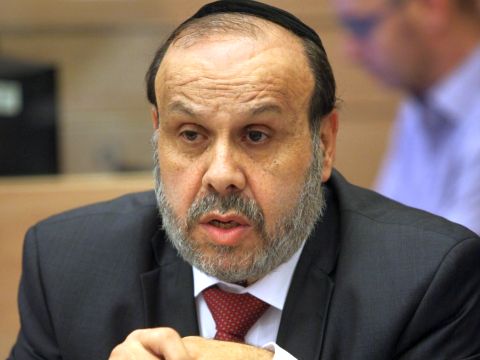 השר אזולאי. אישר בקריצה את חילולי השבת