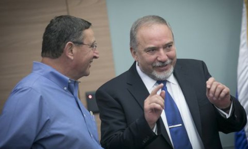 השר ליברמן והמנכ"ל אודי אדם [צילום: יונתן זינדל/פלאש 90]